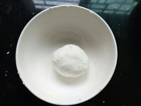 加入糯米粉，揉成团