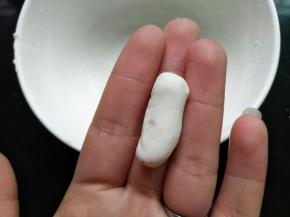 取少量的糯米团，捏成椭圆形