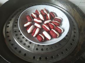 锅里加入适量的清水，开火，煮沸，把红枣放入蒸屉上，蒸15-20分钟