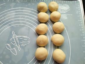 取一个油皮用手掌心压扁；放入油稣包起，收口朝下