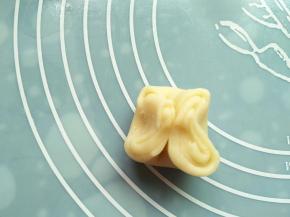 取一个面团，头尾捏紧