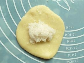 把面团按扁，放少量的白糖
