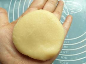 我是放手掌心里，两手压扁的，可以用擀面杖擀（收口一定要收好，别漏馅了）