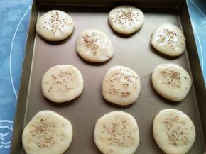 做好放烤盘，表面刷蛋液，撒白芝麻