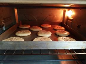 烤箱中层180度预热5分钟，烤25分钟