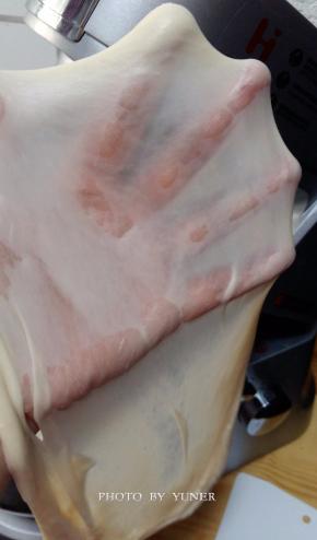 继续揉至能抻出透明结实的薄膜，也就是做吐司要求的完全阶段。