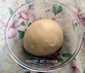 面团收圆，盖保鲜膜进行一次发酵。