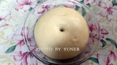 面团发酵至两倍大，用手在面团上戳个洞，洞口不回缩，表示发酵完成。