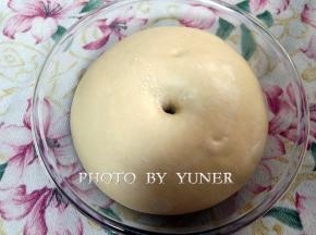 面团发酵至两倍大，用手在面团上戳个洞，洞口不回缩，表示发酵完成。