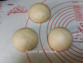 分成三等份，排气，滚圆，盖保鲜膜松驰15分钟。