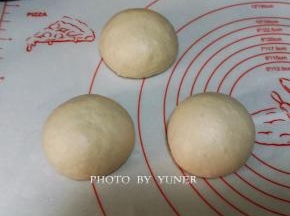 分成三等份，排气，滚圆，盖保鲜膜松驰15分钟。