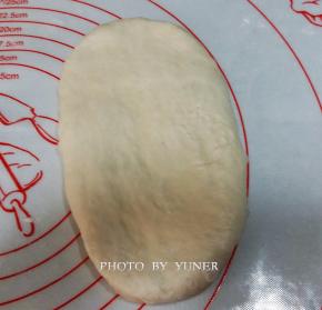 松驰好的面团，擀成椭圆形面片。