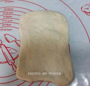 翻面，轻拉面片四角。整成长方形。