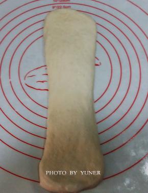 松驰好的面团， 收口朝上，擀长。自上而下卷起。