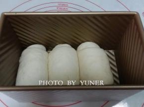放入吐司模中，盖保鲜膜进行二次发酵。