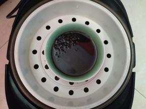 70克黑米加适量的水泡一夜，把水倒掉，黑米洗干净，加35克水和20克细砂糖，电饭锅蒸熟