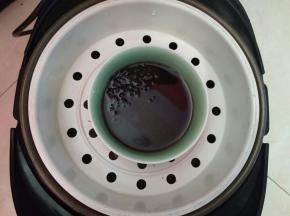 70克黑米加适量的水泡一夜，把水倒掉，黑米洗干净，加35克水和20克细砂糖，电饭锅蒸熟