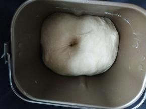 面团进行一发，手指蘸面粉戳个洞不回缩表明发好了