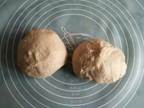 面团分成两份，盖保鲜膜醒10分钟