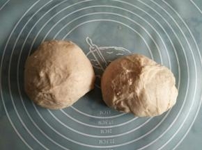 面团分成两份，盖保鲜膜醒10分钟
