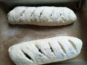 放温暖处进行二发，发1.5-2倍大，表面撒高筋面粉，割出自己喜欢的纹路