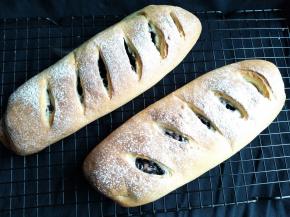 出炉放烤架上晾凉，温热的时候密封保存