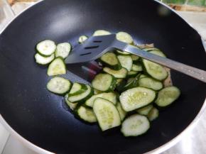锅里加入油加入黄瓜