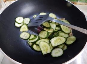锅里加入油加入黄瓜
