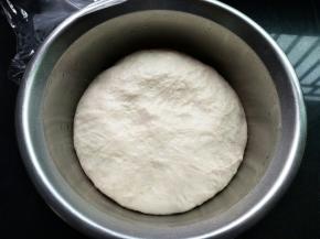 中种材料混合，揉成光滑的面团，放冰箱冷藏17个小时以上，发2-3倍大（也可以室温发酵）