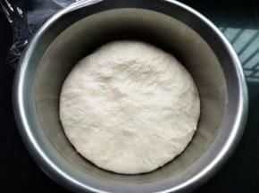 中种材料混合，揉成光滑的面团，放冰箱冷藏17个小时以上，发2-3倍大（也可以室温发酵）