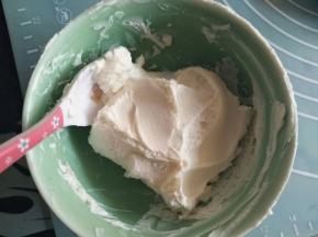 100克奶酪加20克细砂糖进行搅拌均匀