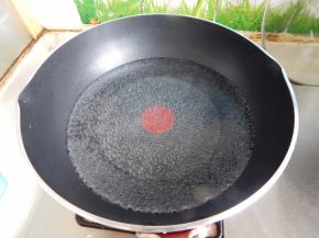 锅里加入油加入水