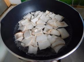 然后把杏鲍菇焯一下水