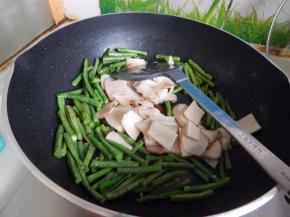 炒匀后加入杏鲍菇