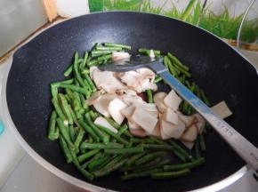 炒匀后加入杏鲍菇