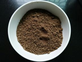 奥利奥饼干去掉夹心，装保鲜袋用擀面杖擀碎