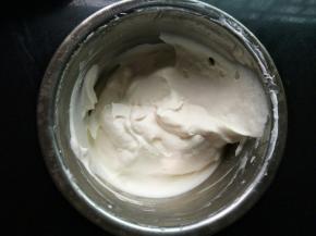 淡奶油加细砂糖进行打发，装入裱花袋