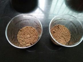 杯子底部先铺一层奥利奥碎