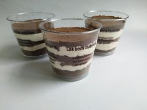 再铺一层奥利奥碎，挤一圈奶油，铺奥利奥碎