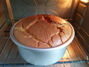 提前烤好一个6寸戚风蛋糕，出炉倒扣放凉