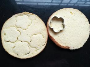 借助分片器，均匀的分成2片，用模具压出小蛋糕