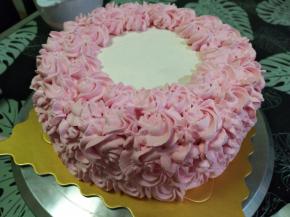 再取300克淡奶油加30克细砂糖进行打发，出现纹路加入一滴色素，打9分发，进行挤花