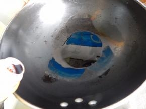 然后锅里加入生抽