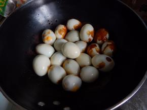 把冰过的鸡蛋炒匀