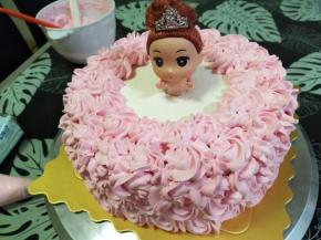 娃娃裹保鲜膜插入蛋糕中心