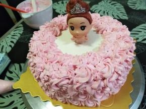 娃娃裹保鲜膜插入蛋糕中心