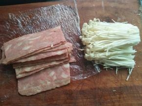 培根肉对半切开，金针菇洗干净，捏掉水份，把尾部切掉