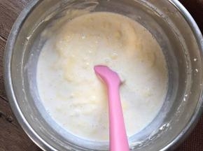 加入鸡蛋、牛奶、淡奶油打匀。
