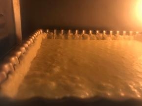 烤箱180度预热5分钟，中下层烤30分钟左右表皮凝固上色即可。