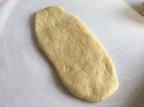 10分钟后，再次擀成牛舌状；